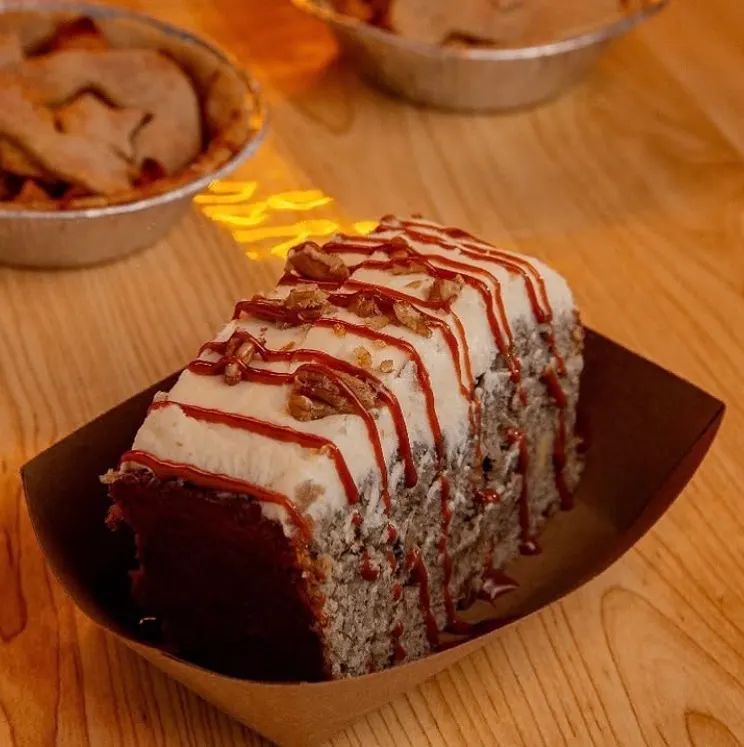 Rebanada de panqué de plátano con nuez, betún de queso crema y dulce de leche